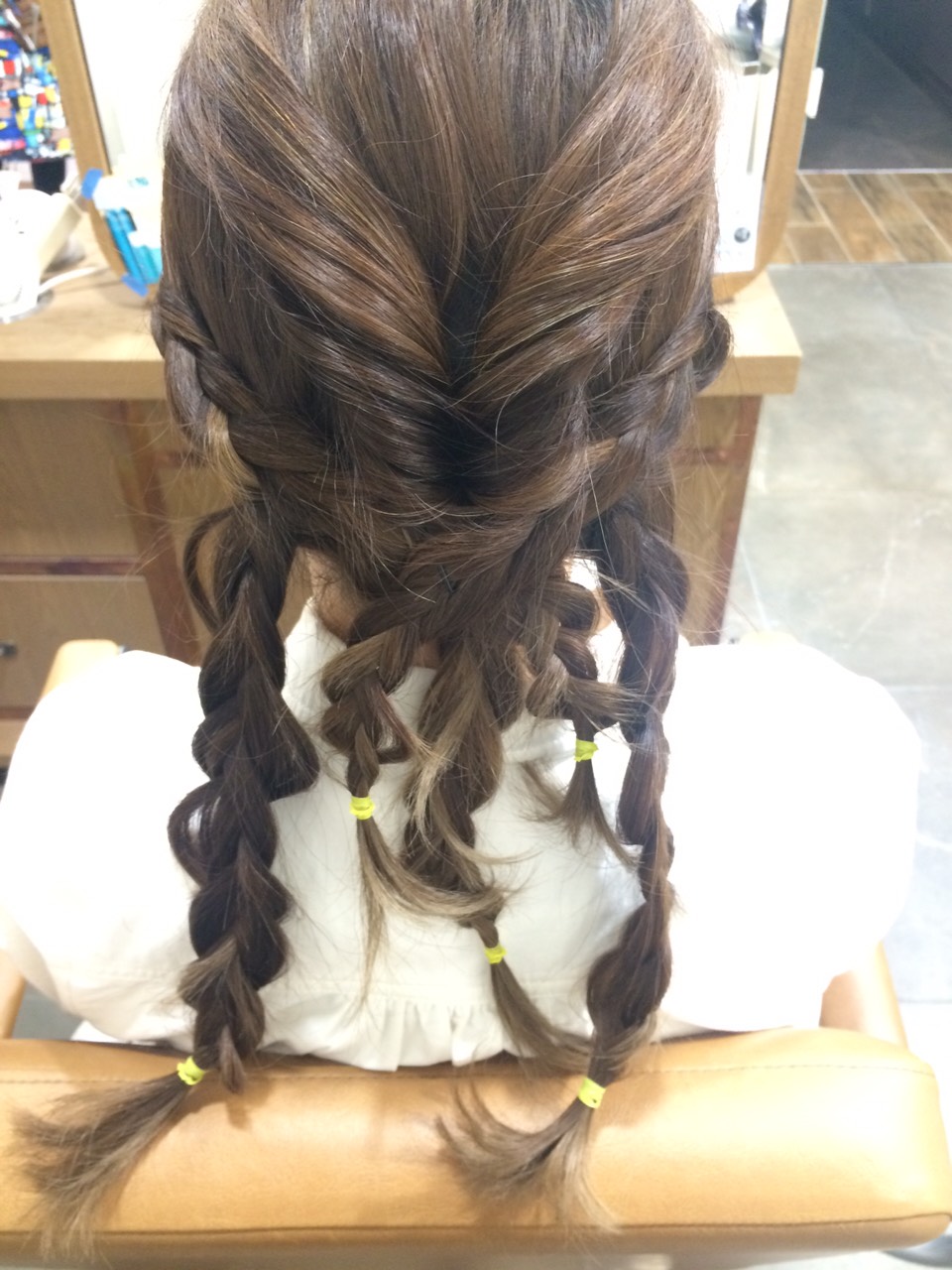 ヘアアレンジ三つ編みをクロスする